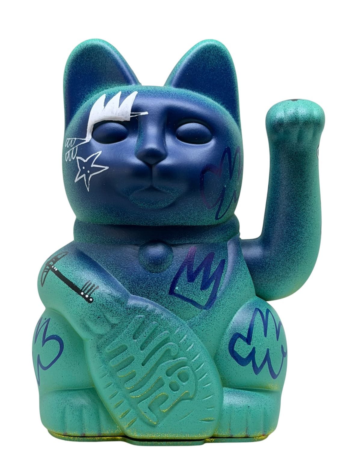 Maneki-Neko japonés pintado a mano, disponible en diferentes colores y decorado con los símbolos de Petita Lechatrose: corazón, corona, pájaro y nube. Cada símbolo representa una idea relacionada con el corazón, la libertad, la fuerza personal y una actitud positiva.
