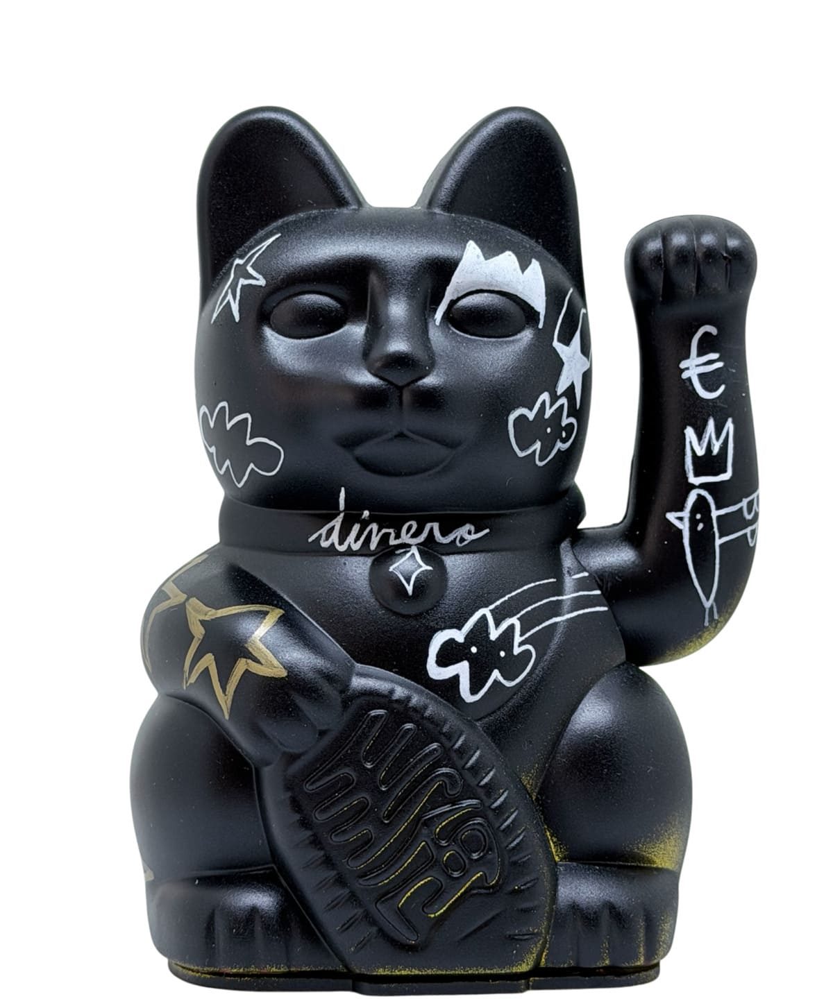 Maneki-Neko japonés pintado a mano, disponible en diferentes colores y decorado con los símbolos de Petita Lechatrose: corazón, corona, pájaro y nube. Cada símbolo representa una idea relacionada con el corazón, la libertad, la fuerza personal y una actitud positiva.