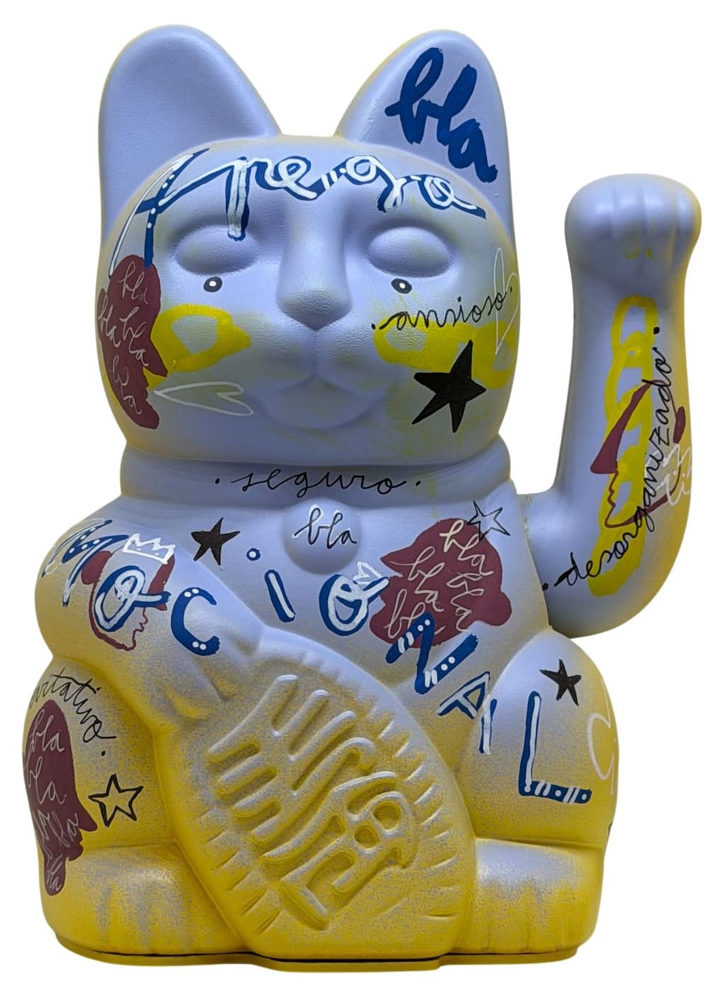 Maneki-Neko grande pintado a mano con el concepto Apego Emocional, una obra de arte contemporáneo que representa los estilos de apego seguro, ansioso y evitativo mediante colores, palabras y trazos.