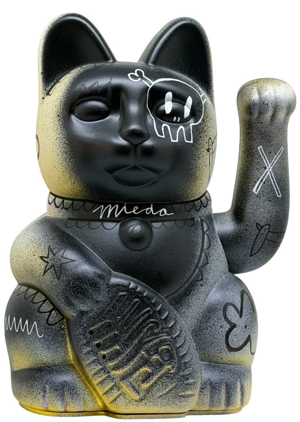 Maneki-Neko negro y dorado pintado a mano, con palabras y símbolos relacionados con el miedo y las emociones. Una pieza de arte contemporáneo de Petita Lechatrose.