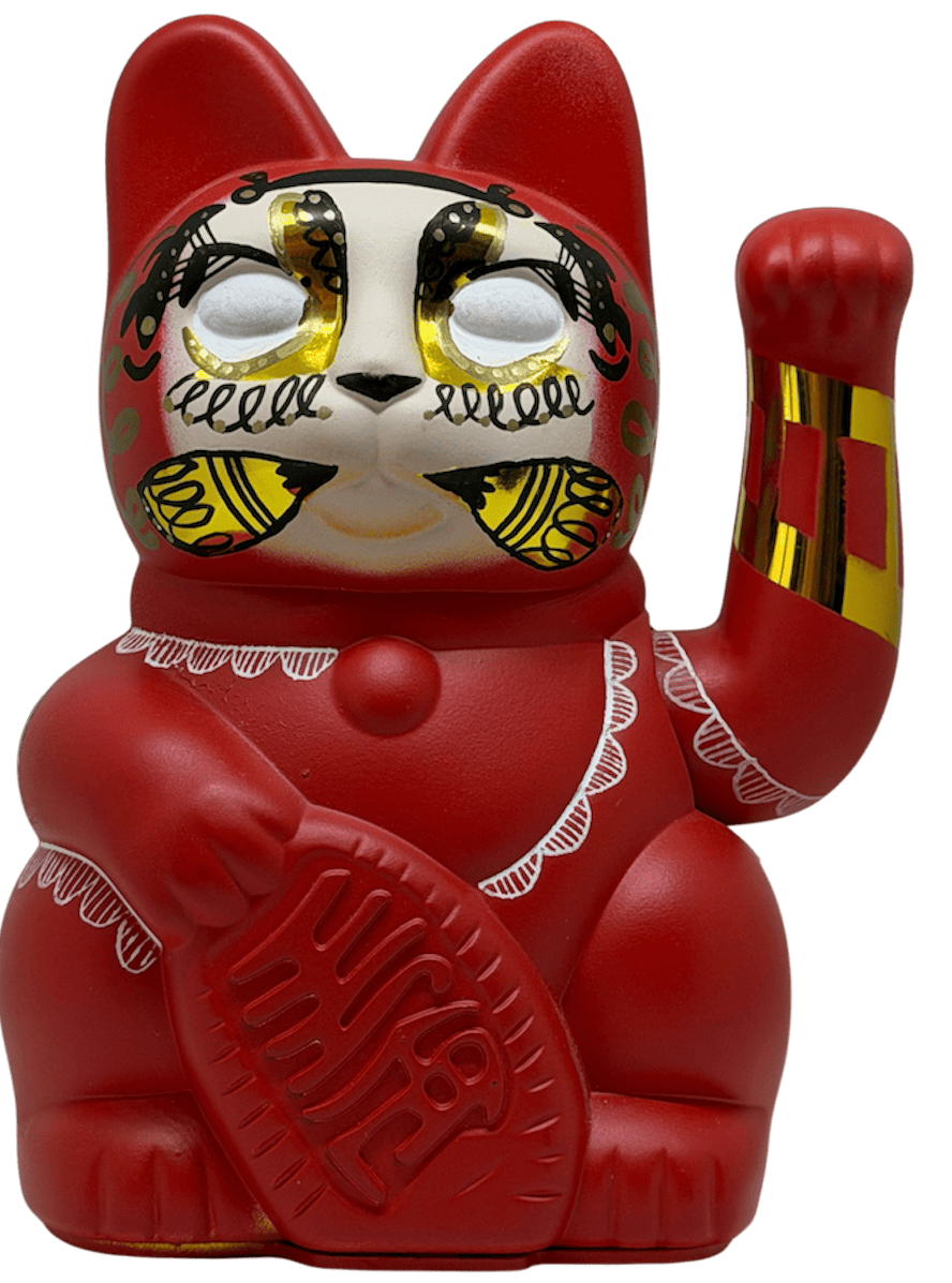 Maneki-Neko Daruma rojo de edición especial, pintado a mano con detalles en blanco, negro y dorado. Una pieza de arte contemporáneo inspirada en los símbolos japoneses de la buena suerte, la perseverancia y la protección.
