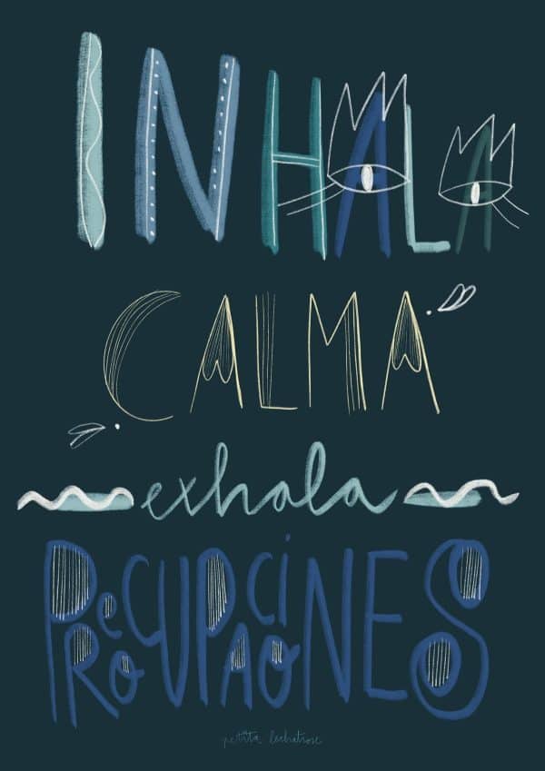 Ilustración tipográfica con la frase “Inhala calma, exhala preocupaciones” en tonos azules sobre fondo oscuro, con ojos integrados en la palabra “Inhala” como símbolo de conciencia y respiración.