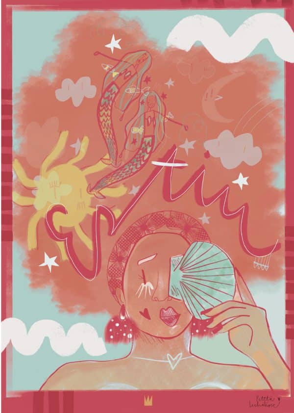 Ilustración digital Estiu con una mujer sosteniendo un abanico, flores, nubes, hojas y estrellas sobre un fondo en tonos coral y verde agua, con un estilo contemporáneo y mediterráneo.